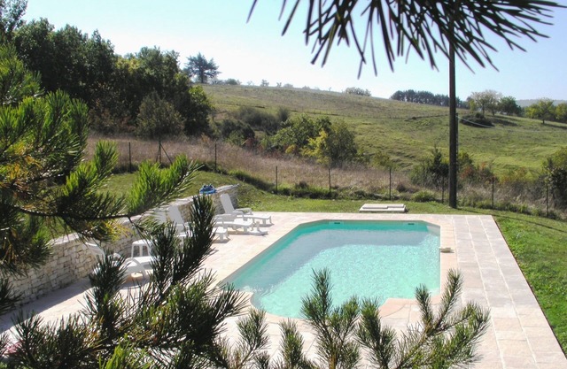 In the center of Périgord Noir (SARLAT 20 Km)- LE COUX et BIGAROQUE. Périgourdine house with swimming pool, beautiful panorama on valley, on property of 6 ha.