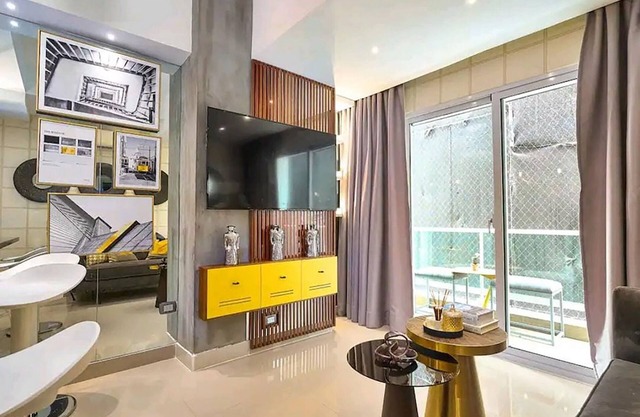 In The City Center Modern Apartment! Pool&Gym