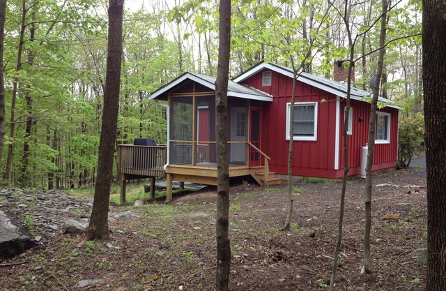 In the heart of Woodstock 2BR with Hot Tub and Wood Fireplace,
