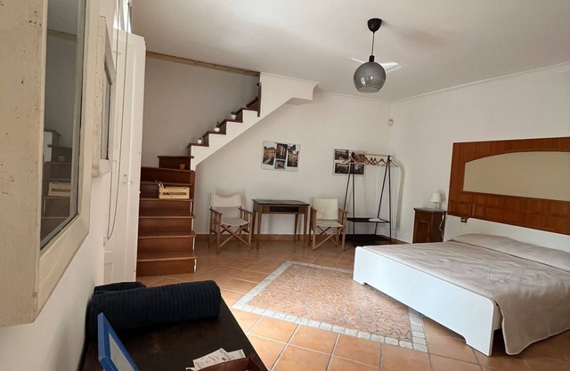 In the historic center. Private room with garage and small balcony. 5min from the station