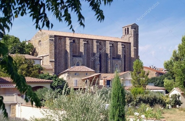 In the XVIII century house a view on the countryside and the Castellas castle