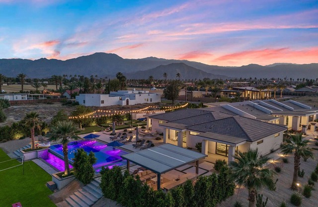 Incredible 45 Ft Pool: 9 BR, 15 Bed, 45 ft pool, 9 putting holes golf, Gameroom