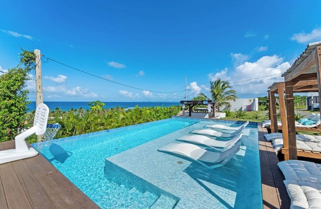 INFINITY POOL - Ocean View & walk 5 min to beach , 5BR + 3Baths. & Playground!