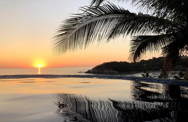 Infinity pool with spectacular views of the Pacific Ocean