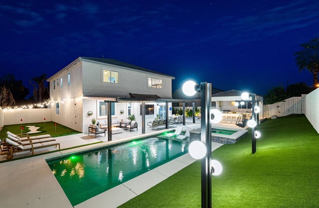 Interstellar w/Pool, Golf, & Game room/Sleeps 23!