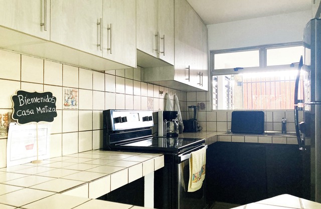 Intimate and familiar house 5 minutes away from the Juan Santamaria Airport.