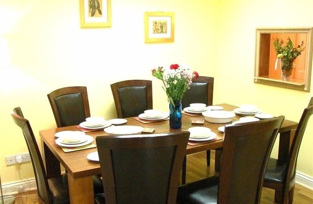 Intl Townhouse Apt on The Crescent: perfect for walking everywhere!