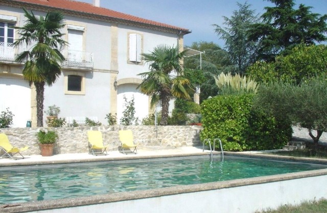 Inviting natural stone house (2-6 pers.), well-kept park with large pool
