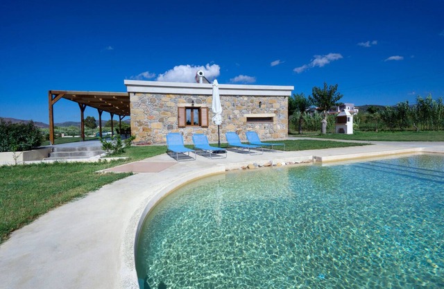 Iridanos Villa with 3 bedrooms and private pool, 400 meters from the beach