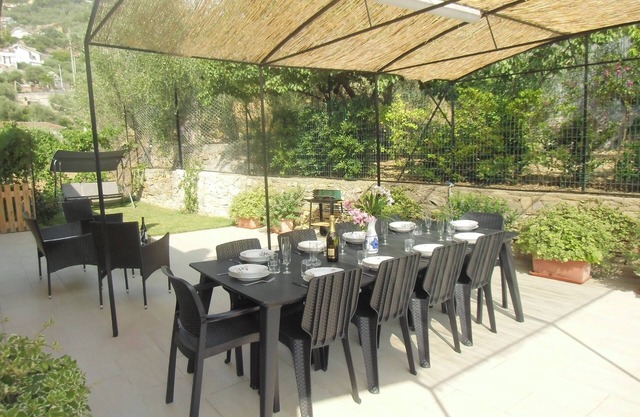 Iris - 150 sqm apartment (3 bedrooms, 2 bathrooms) with garden
