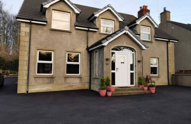 IRISH OPEN 2025 Large house sleeps 14. Beside forest & beach. 30mins to Portrush