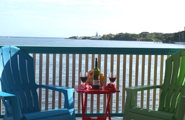 !Island Getaway Or Family Vacation Fun on Roatan! Hillview Mermaid Cabin.