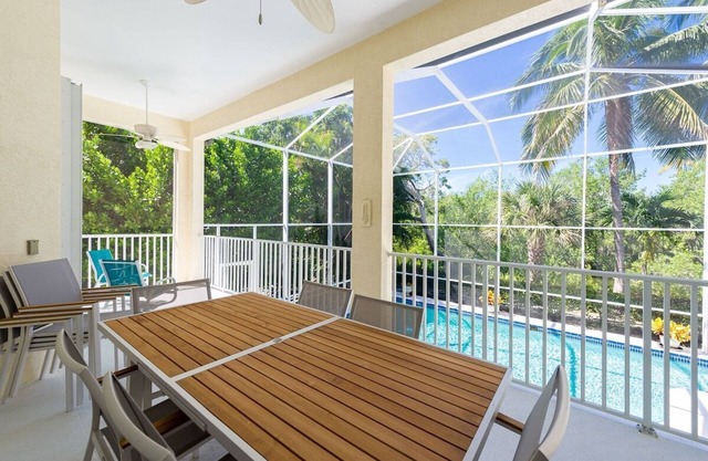 Island Home w/Pool, covered deck outdoor dining,15min walk to beach, desk