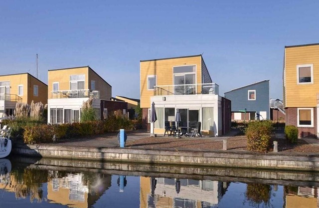 Island house with terrace nearby the water. The adjacent house Slaak 65 has the same layout, can be