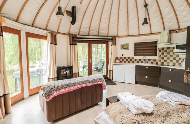 ISLAND YURT, pet friendly, character holiday cottage in Beckford