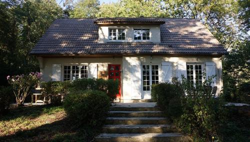 Isolated housse, party allowed, lake, nature