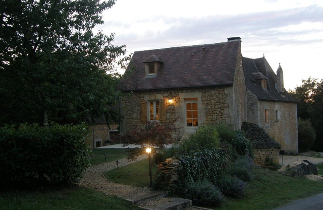 Jardiniers Cottage set in quiet location just outside village