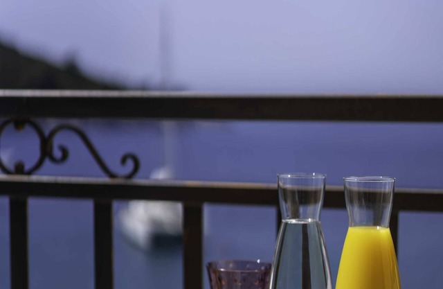 Jasmin Lush TOP FLOOR - one bedroom apartment
