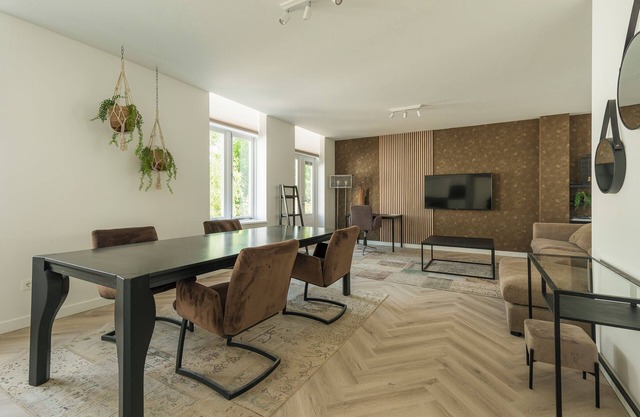Jean | NEW Luxurious home with balconies | Room 3
