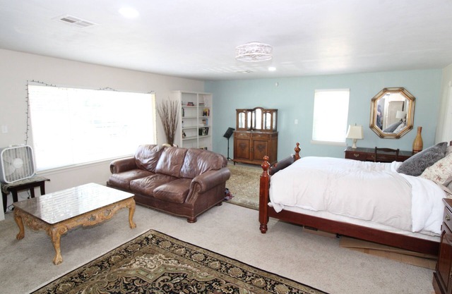 Jenks cozy home - Fenced yard - Dogs OK - Centrally Located