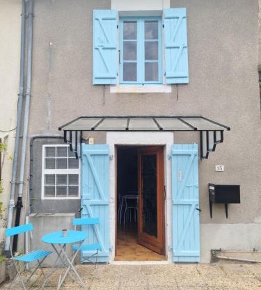 Jolie petite maison dans village fortifié