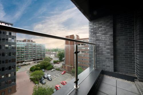 Joyful Group - Warm 2 Bed Ensuite Apartment near Manchester City Centre and Old Trafford