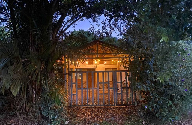 JUNGLE MOUNTAIN HOUSE - CLOSE TO BEACHES & WATERFALLS!