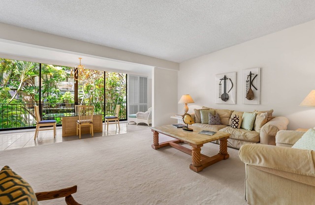 Kahala Beachside Villa: Lux Condo w/Pool, Balcony Views & Beach Access