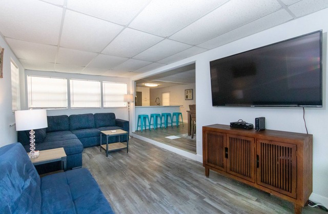 Key Largo updated Mobile Home 3/1.5 with 60 ft on canal with large tiki