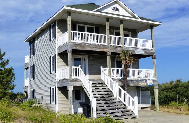 KH5007- Beautiful, 4 BRs, Private Pool, Hot Tub and Foosball, Dogs Allowed!