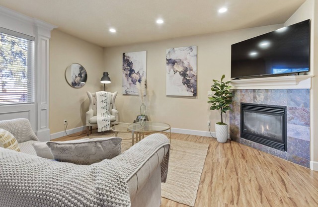 KING BED, new comfortable 4 bedroom home in Vancouver