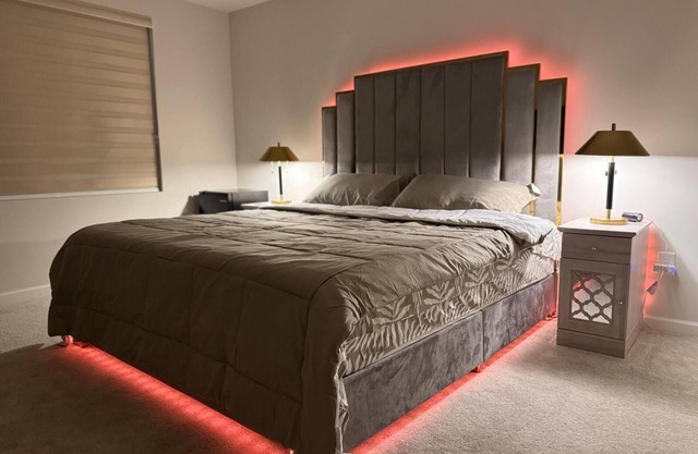 King bed - Perfect Room - shared living room - Bills Stadium and Tesla