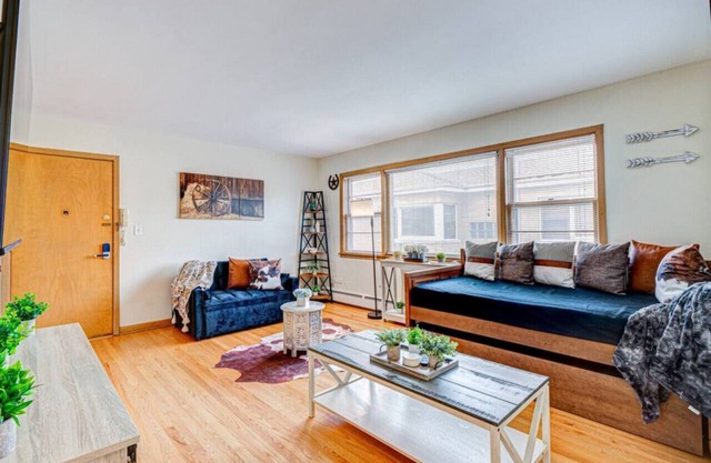 King Bed | Smart TV | Historic Location