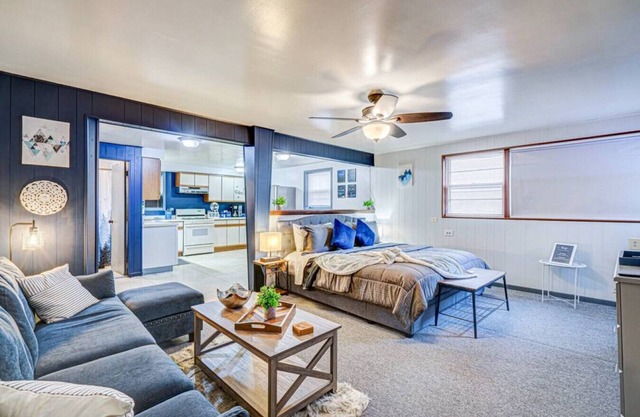 King Bed Studio | 60" HDTV | Safe | Close to Metra