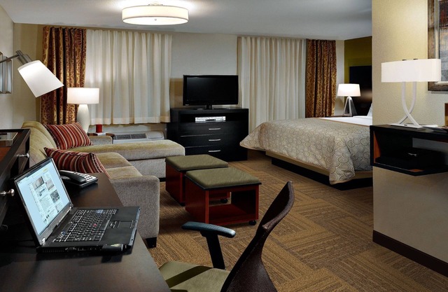 King Studio. Free Breakfast Buffet & Pool Access Included!