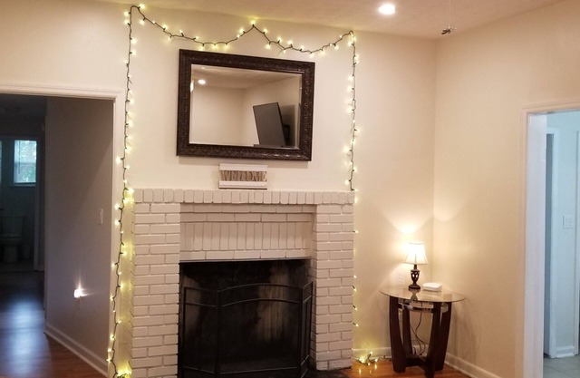 King Suite, 1 Gig Wi-Fi, 3 BEDROOM 3 BATH, Game Room, Office, 1 mile to FSU/FAMU