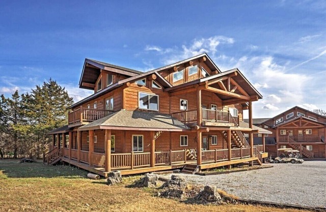 Kings River Lodge North” - Spacious 10 Bedroom Log Cabin Across from the Lake!