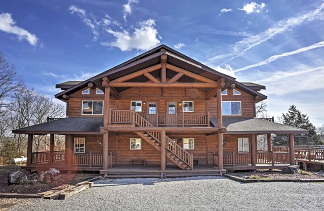 KingsRiver Lodge S w/Pickleball Court-Walk to Lake