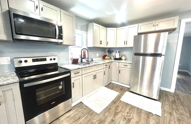Kingston Downtown I Firepit 4 TVs & ADA 1st floor w Shower, Laundry, & FirePlace