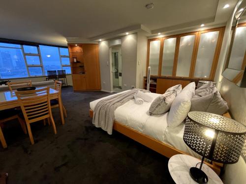 KOZYGURU McMahons Point Amazing Water View Studio + FREE Parking NMP002