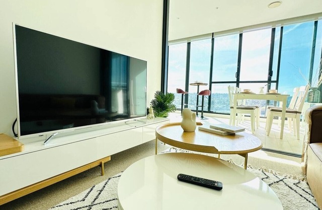 KozyGuru | Wentworth Point | 1 Bed Waterview Apt