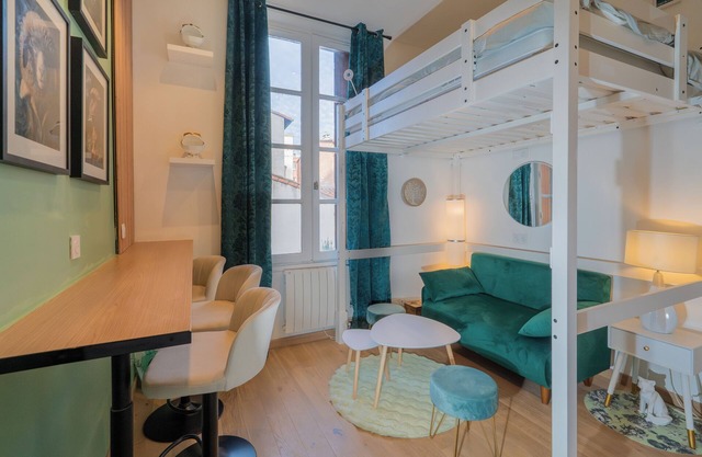 La Cabane 3 minutes walk from Matabiau metro station!