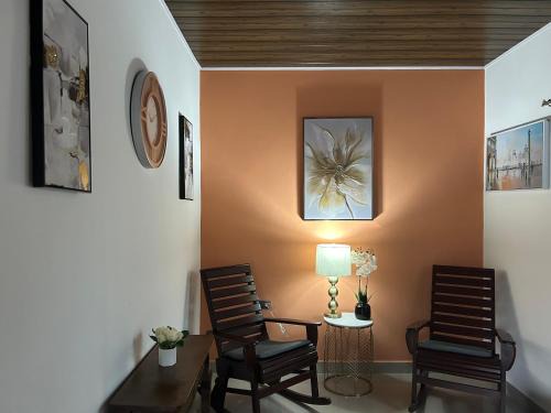 La casa de la H, entre pinos