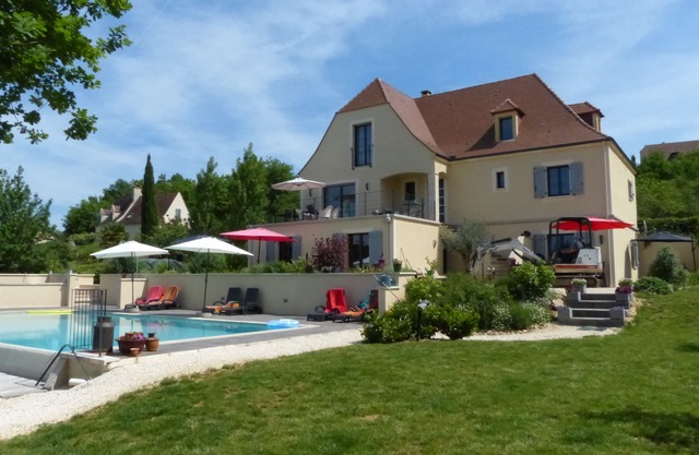 La Figue: Luxury 4 person apartment with private terrace and large swimming pool + sauna.
