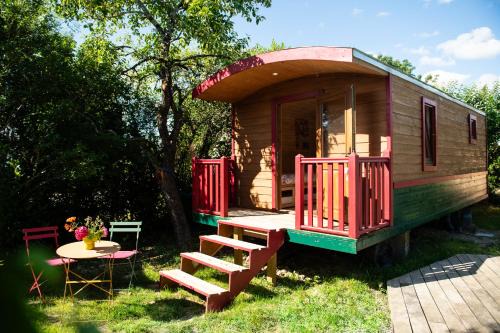 La Jolie Longère Fleurie Roulotte avec piscine et grand jardin