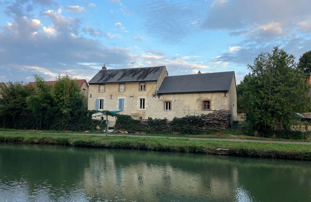 La maison du canal, cosy artist's house, pets welcome
