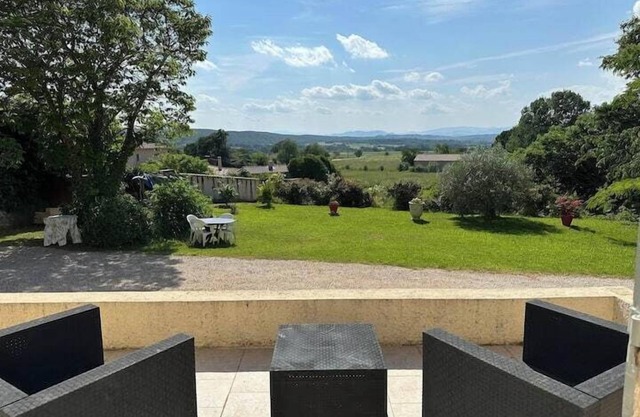 La maisonnette, quiet garden