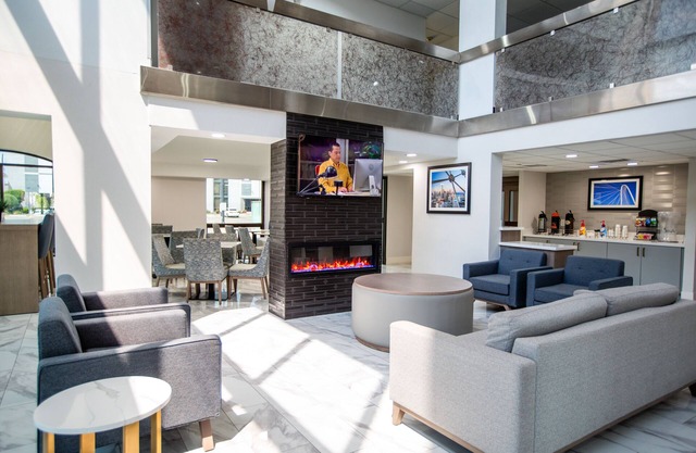 La Quinta Inn & Suites by Wyndham Dallas I-35 Walnut Hill Ln
