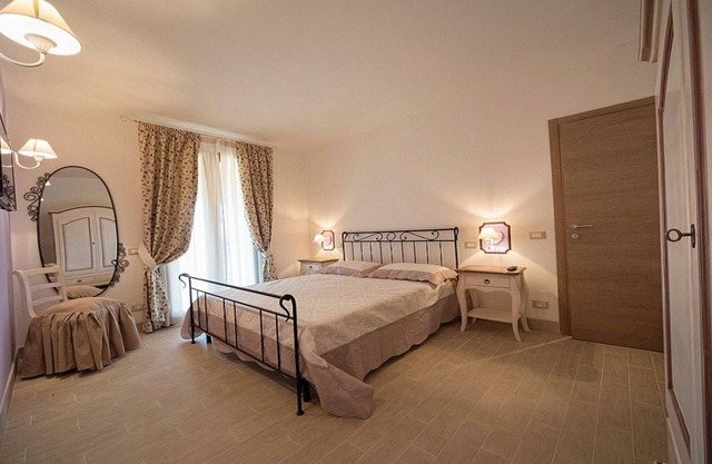 La Tana del Botti - Five Bedroom Villa, Sleeps 16