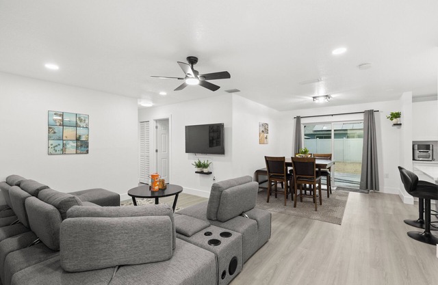 La Villa Gris – 4BR Coastal Retreat Near Clearwater & Gulf Beaches